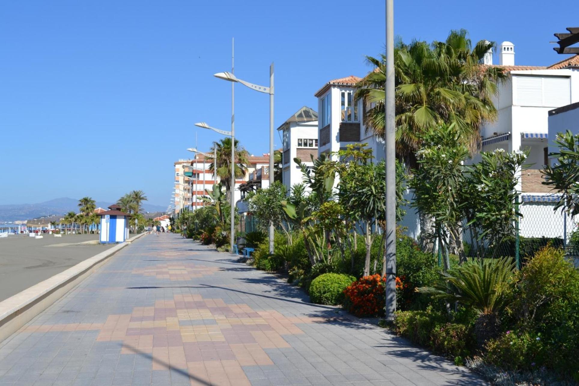 Spacious 1 Bedroom Apartment, Beach Front, Torrox Costa Εξωτερικό φωτογραφία